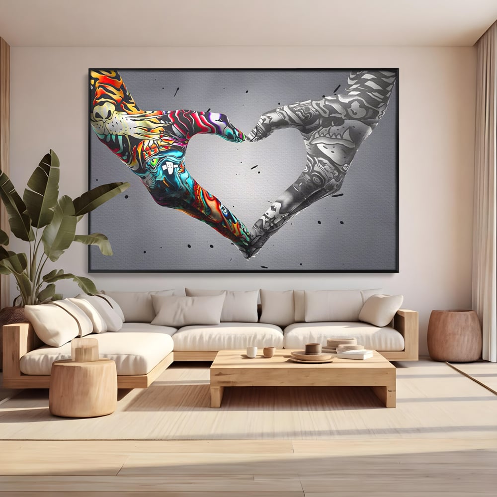 Tablou canvas cu tablou canvas cu maini in forma de inima stil grafitti, in rama de aluminiu negru, pe perete intr-un living